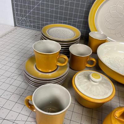 Fabulous Eldorado Earthenware FRANCISCAN Stoneware Partial Set Mustard Gold Flower Design