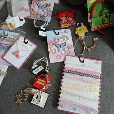 lot of 100 pcs of Children's and Teens  Jewelry items  New and Returns included