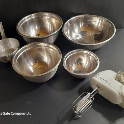 Four stainless mixing bowls with Proctor- silex 5 mixer