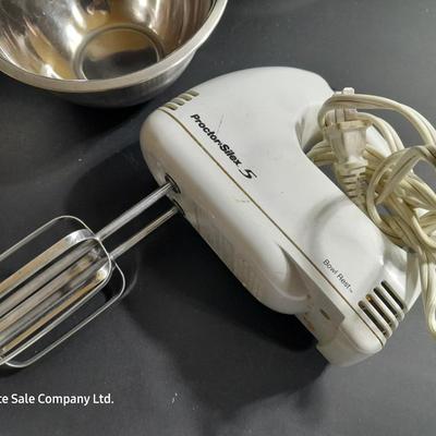 Four stainless mixing bowls with Proctor- silex 5 mixer