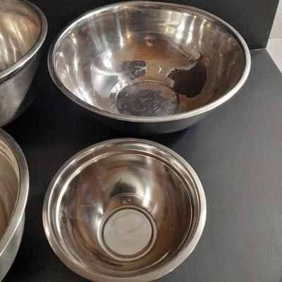 Four stainless mixing bowls with Proctor- silex 5 mixer