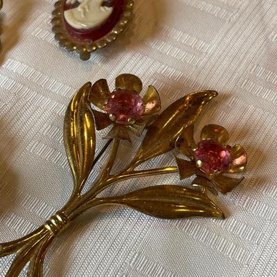 4 vintage brooches
