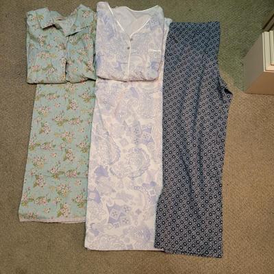 Womenâ€™s Sz M Robes and Pajamas (PC1-CE)