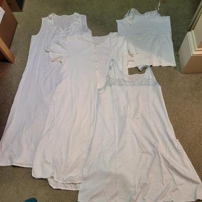 Womenâ€™s Sz M Robes and Pajamas (PC1-CE)
