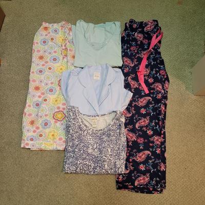 Womenâ€™s Sz M Robes and Pajamas (PC1-CE)