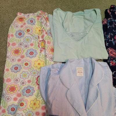 Womenâ€™s Sz M Robes and Pajamas (PC1-CE)