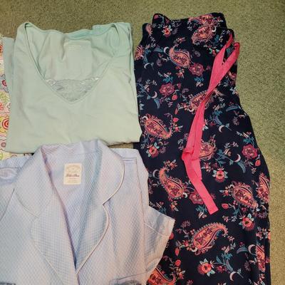 Womenâ€™s Sz M Robes and Pajamas (PC1-CE)