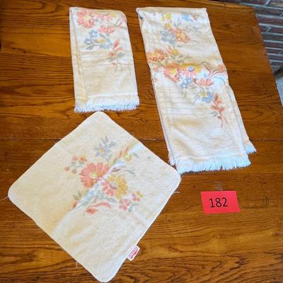 Vintage floral print towel set
