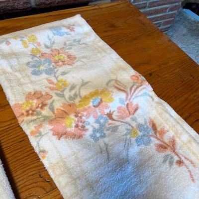 Vintage floral print towel set