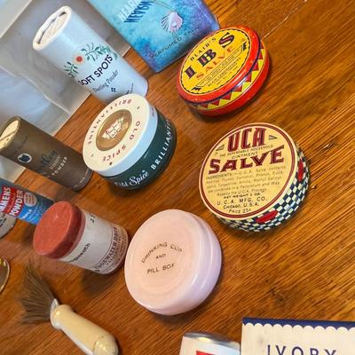 Tray of vintage personal care items!