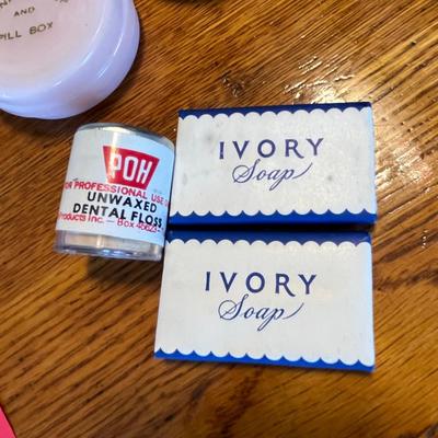 Tray of vintage personal care items!