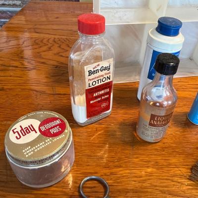 Tray of vintage personal care items!