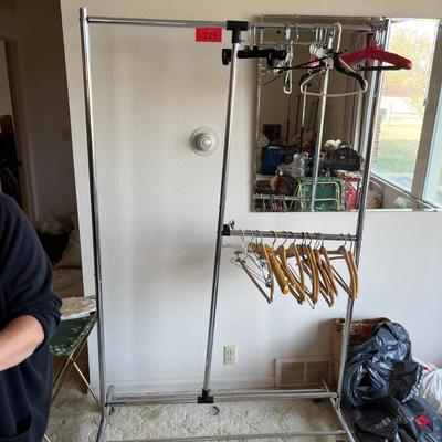 Free standing clothes rack