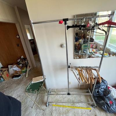 Free standing clothes rack