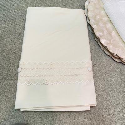 Fine Linens: Lace, Crochet, Embroidery & More (BR1-SS)