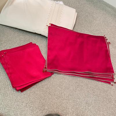 Fine Linens: Lace, Crochet, Embroidery & More (BR1-SS)