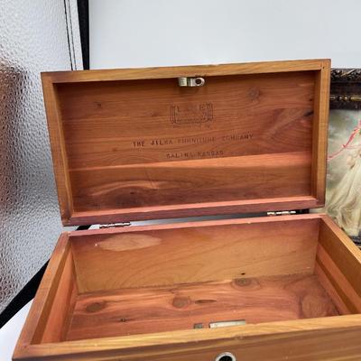 Lane storage box