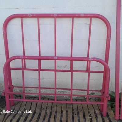 Antique sturdy metal Full sized bedframe