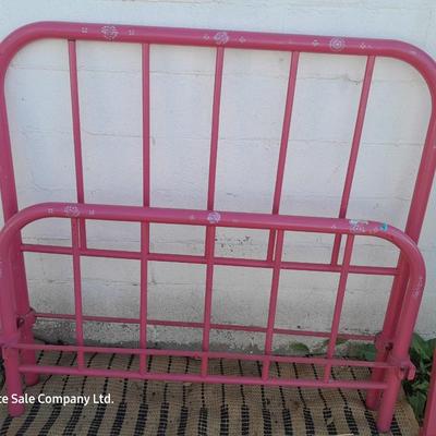Antique sturdy metal Full sized bedframe