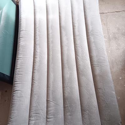 Twin sized inflatable mattress with built in air pump