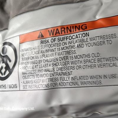Twin sized inflatable mattress with built in air pump