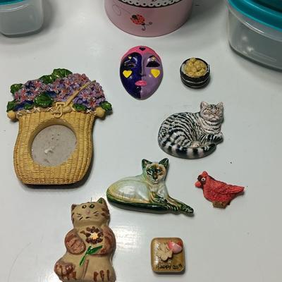 Refrigerator magnets and six matching Rubbermaid Tupperware with lids
