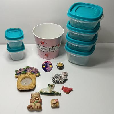 Refrigerator magnets and six matching Rubbermaid Tupperware with lids