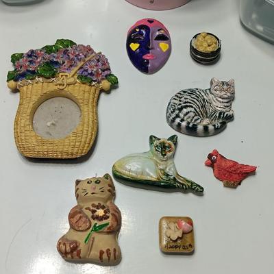 Refrigerator magnets and six matching Rubbermaid Tupperware with lids