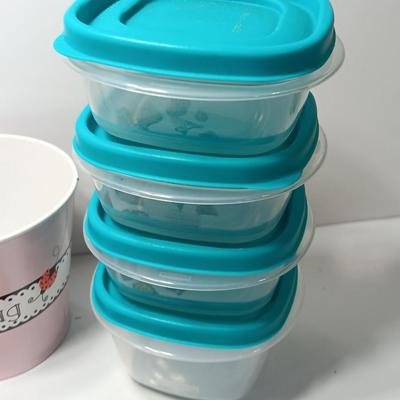 Refrigerator magnets and six matching Rubbermaid Tupperware with lids
