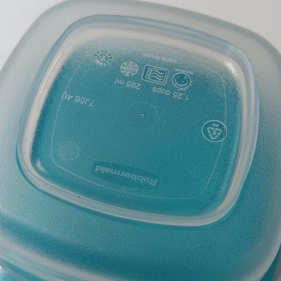 Refrigerator magnets and six matching Rubbermaid Tupperware with lids
