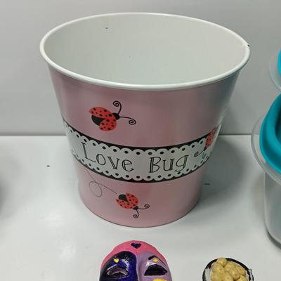 Refrigerator magnets and six matching Rubbermaid Tupperware with lids