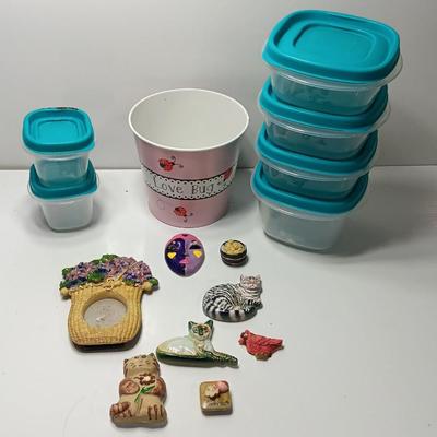 Refrigerator magnets and six matching Rubbermaid Tupperware with lids