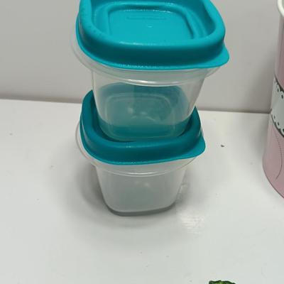 Refrigerator magnets and six matching Rubbermaid Tupperware with lids