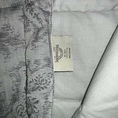 109 Southern Living King Comforter with Two Pillows