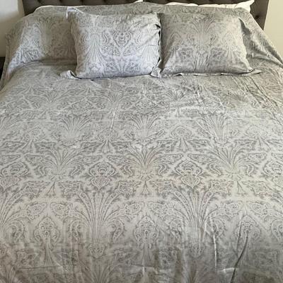 109 Southern Living King Comforter with Two Pillows