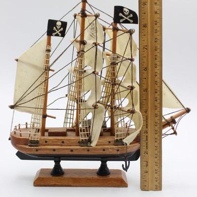 Disneyland Parks Pirates of the Caribbean Pieces of 8 Gift Shop Park Souvenir Pirate Tall Ship Model