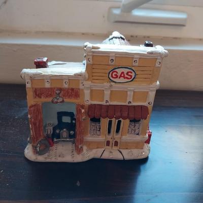 CERAMIC GAS STATION AND VARIETY OF CARS