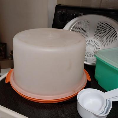 PLASTIC STORAGE CONTAINERS, SALAD BOWLS AND FOOD PREP
