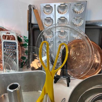 Large baking and wok utensil lot
