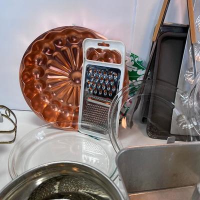 Large baking and wok utensil lot