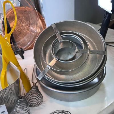 Large baking and wok utensil lot