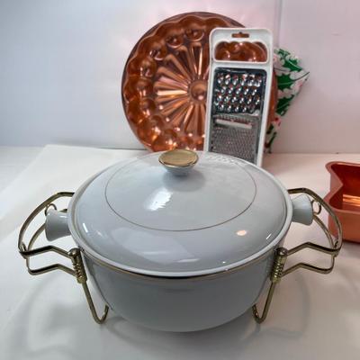 Large baking and wok utensil lot