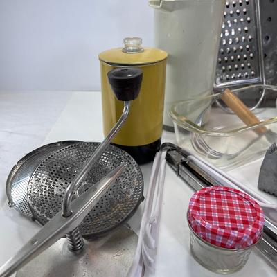 Large baking and wok utensil lot