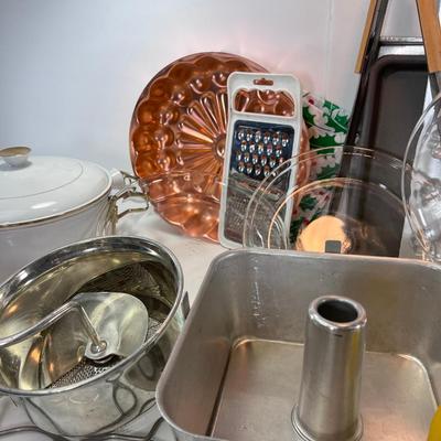 Large baking and wok utensil lot