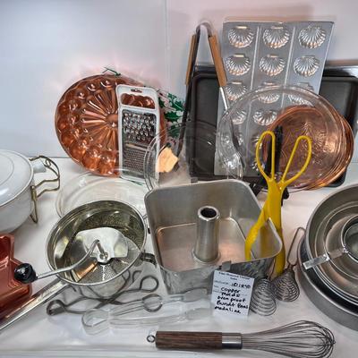 Large baking and wok utensil lot