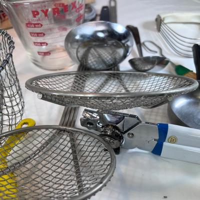 Large baking and wok utensil lot