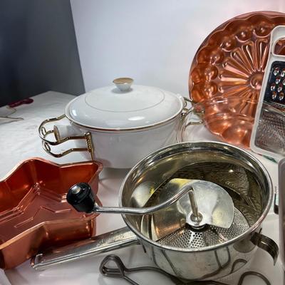 Large baking and wok utensil lot