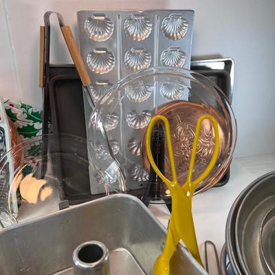 Large baking and wok utensil lot