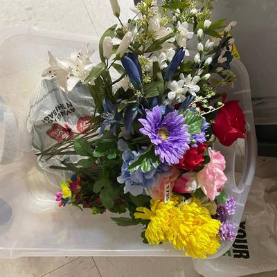 Tote of spring florals