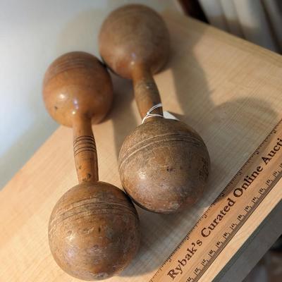 A PAIR OF ANTIQUE WOOD HAND DUMB BELLS 3LB?